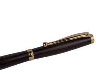 Beyaz arka planda zarif tahta tükenmez kalem..