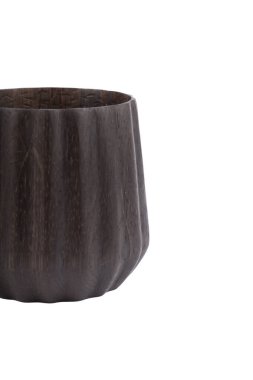 Beyaz arka planda zarif bir el yapımı kupa..