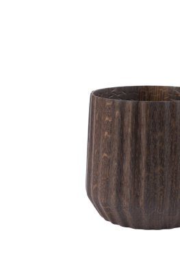 Beyaz arka planda zarif bir el yapımı kupa..