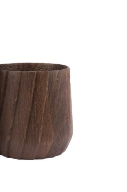 Beyaz arka planda zarif bir el yapımı kupa..