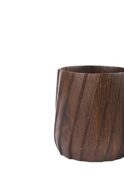 Beyaz arka planda zarif bir el yapımı kupa..