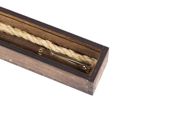 Caixa de madeira bonita com caneta esferográfica dentro em um fundo branco . — Fotografia de Stock