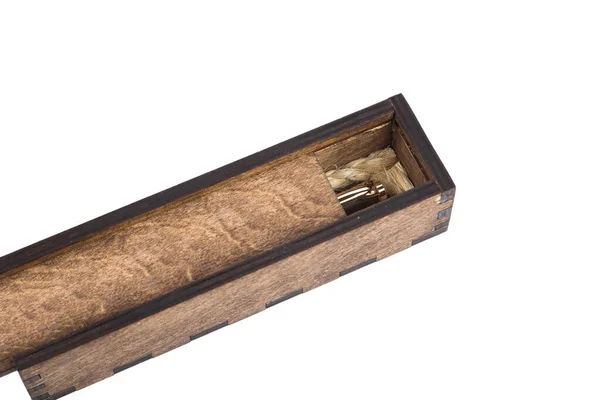 Piękne drewniane pudełko z długopisem wewnątrz na białym tle. — Zdjęcie stockowe