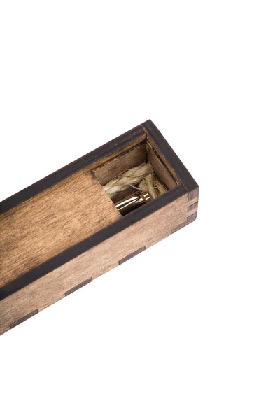 Kotak kayu yang indah dengan pulpen di dalamnya dengan latar belakang putih . — Stok Foto