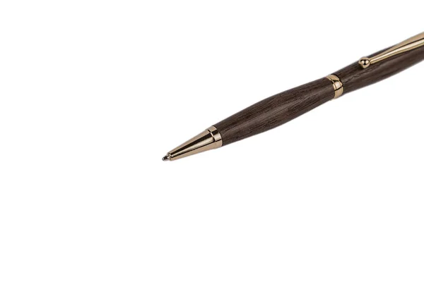 Eleganter hölzerner Kugelschreiber auf weißem Hintergrund. — Stockfoto