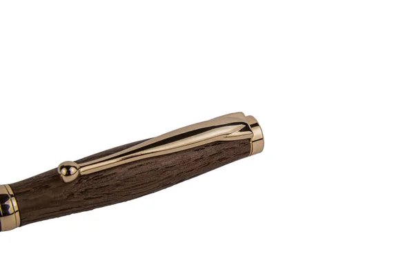 Bolígrafo de madera elegante sobre un fondo blanco . — Foto de Stock