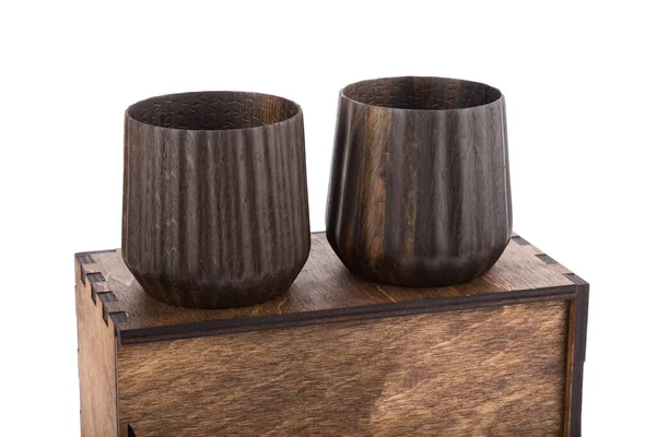 Красиві дерев'яні чашки на дерев'яній коробці. Білий ізольований фон . — стокове фото