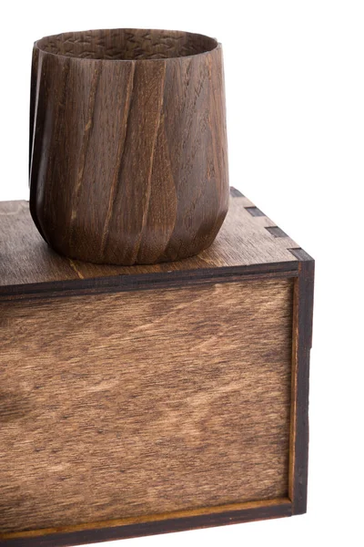 Piękne drewniane kubki na drewnianym pudełku. Białe pojedyncze tło. — Zdjęcie stockowe