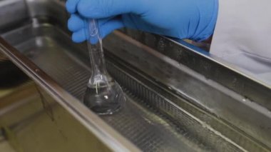Laboratuvarda ultrasonik banyoyla hazırlanma aşamasında..