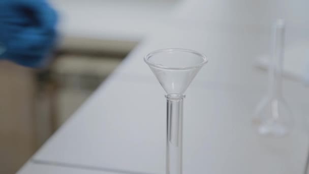 Wetenschapper werkzaam in laboratorium met reageerbuizen. — Stockvideo