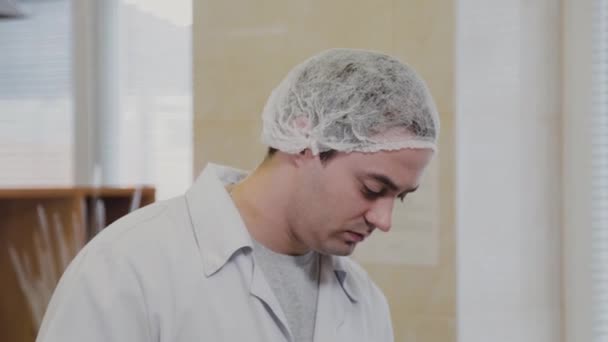 Scientifique homme travaillant en laboratoire avec des éprouvettes . — Video