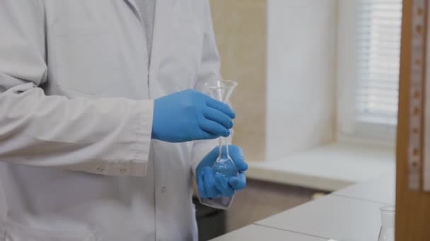 Forskare man arbetar i laboratorium med provrör. — Stockvideo