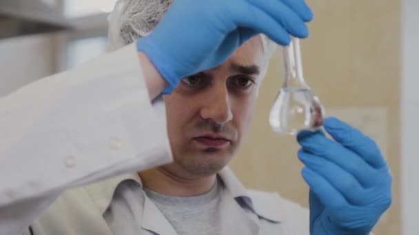 Forskare man arbetar i laboratorium med provrör. — Stockvideo