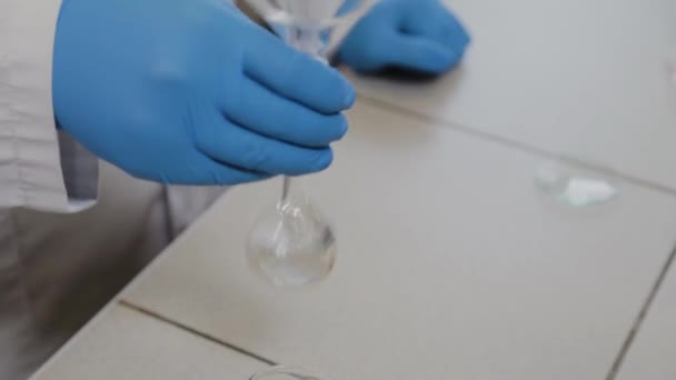 Wetenschapper werkzaam in laboratorium met reageerbuizen. — Stockvideo