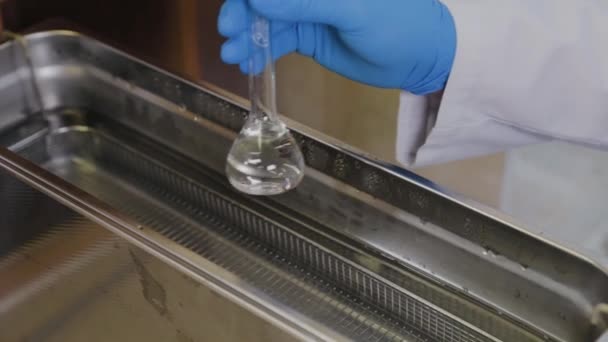 In vitro mixing of the preparation with an ultrasonic bath in the laboratory. — Stock Video