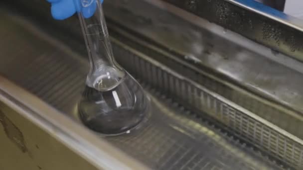 Mistura in vitro da preparação com um banho ultrassônico em laboratório . — Vídeo de Stock