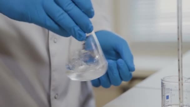 Scienziato maschio con provette in laboratorio conduce un esperimento . — Video Stock