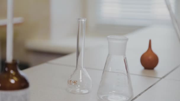Laboratuvarda deney tüpleri olan bir erkek bilim adamı bir deney yapıyor.. — Stok video
