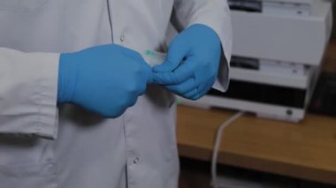 Bilim adamı bir deney için bir şırınga açar..