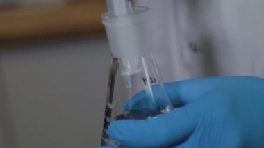 Şırıngalı bir bilim adamı deneyler yapıyor..