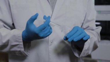 Şırıngalı bir bilim adamı deneyler yapıyor..
