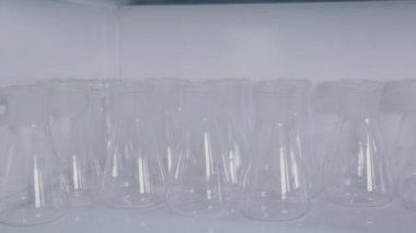 Bilim laboratuarında cam test tüpleri..