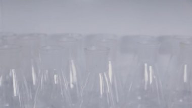 Bilim laboratuarında cam test tüpleri..