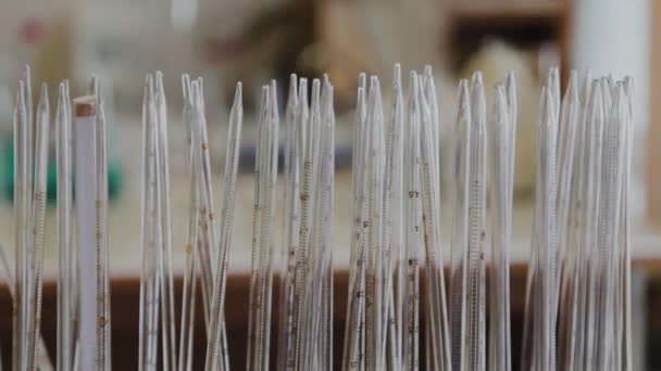 Tubes à essai en verre dans un laboratoire scientifique . — Video