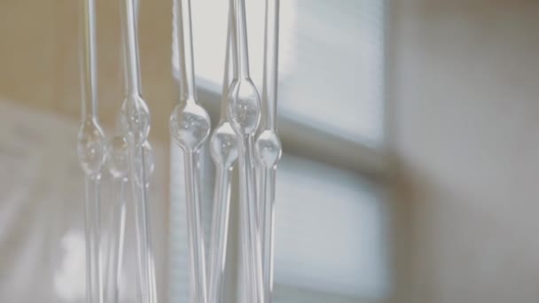 Tubos de ensayo de vidrio en un laboratorio científico . — Vídeo de stock