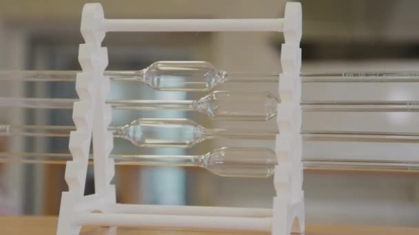 Bilim laboratuarında cam test tüpleri.. — Stok video
