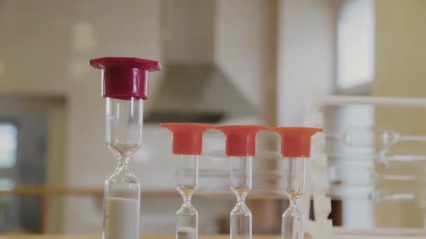 Zandloper van verschillende afmetingen in een wetenschappelijk laboratorium. — Stockvideo