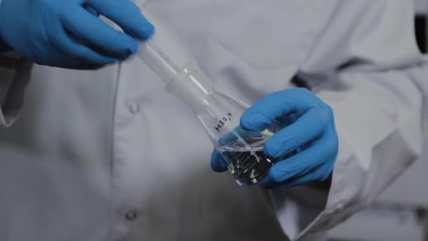 Wissenschaftler mit Spritze führt Experimente durch. — Stockvideo