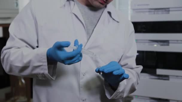 Вчений зі шприцом проводить експерименти . — стокове відео