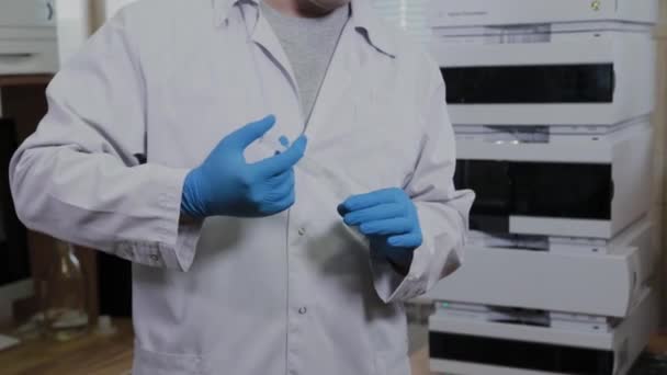 Scienziato con una siringa conduce esperimenti . — Video Stock