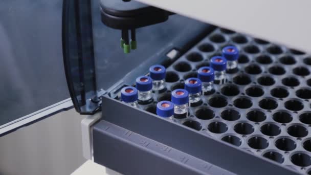 Un analyseur travaille en laboratoire pour étudier la composition du liquide . — Video