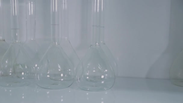 Стеклянные пробирки в научной лаборатории . — стоковое видео