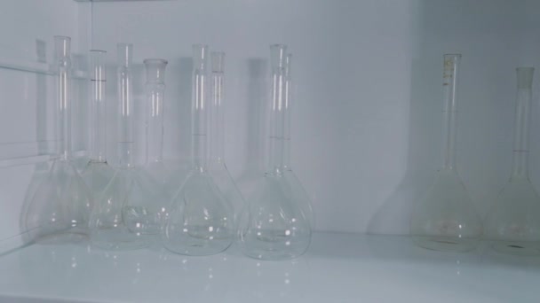 Szklane probówki w laboratorium naukowym. — Wideo stockowe
