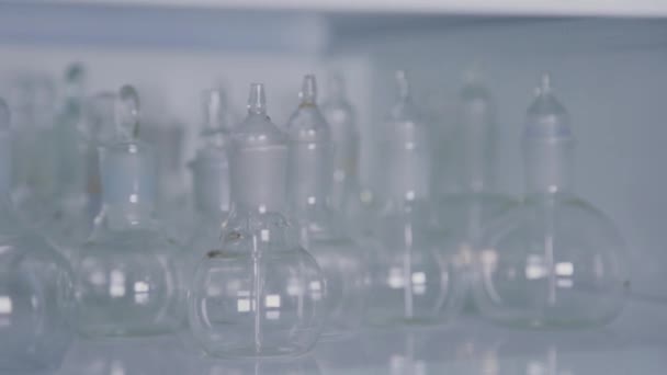 Tubos de ensaio de vidro num laboratório de ciências . — Vídeo de Stock