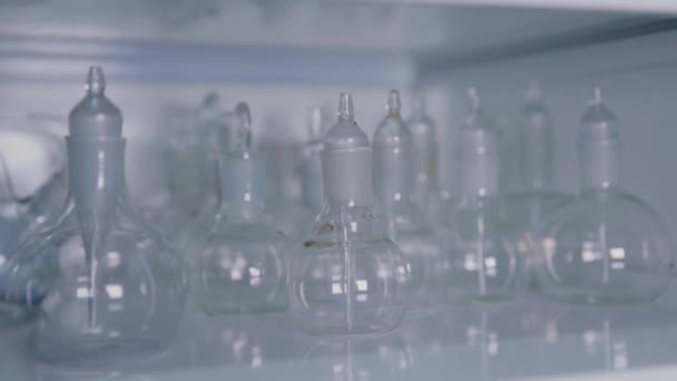 Szklane probówki w laboratorium naukowym. — Wideo stockowe