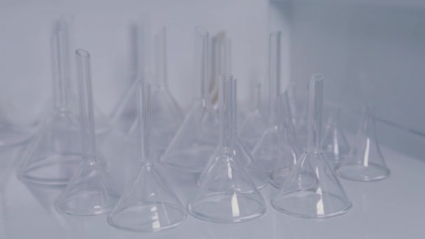 Glazen reageerbuizen in een wetenschappelijk laboratorium. — Stockvideo