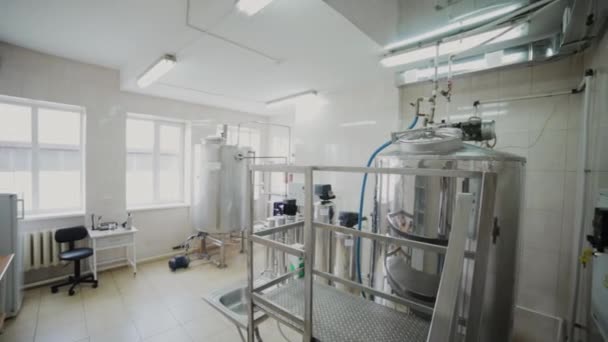 Grande officina per la produzione di farmaci liquidi . — Video Stock