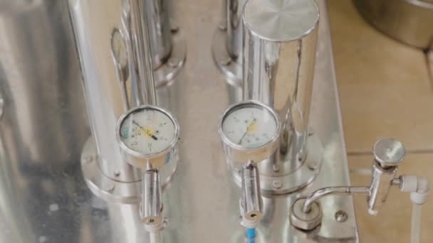 Équipements pour la production de drogues liquides . — Video