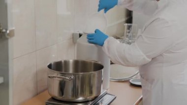 Kadın bilim adamı, ilaç hazırlamak için gerekli malzemeleri tartır..