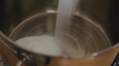 Kadın bilim adamı, ilaç hazırlamak için malzemeleri karıştırıyor..