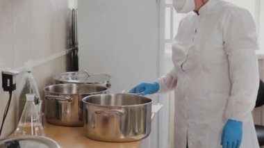 Kadın bilim adamı, ilaç hazırlamak için malzemeleri karıştırıyor..