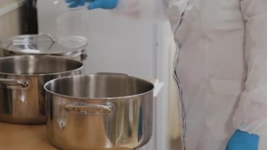 Kadın bilim adamı, ilaç hazırlamak için malzemeleri karıştırıyor..