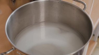 Kadın bilim adamı, ilaç hazırlamak için malzemeleri karıştırıyor..