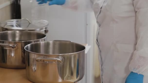 Female scientist mixes ingredients for preparing medicine. — Stock Video