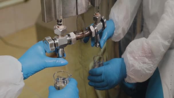 Científica femenina drena muestra de reactor para preparar medicina . — Vídeo de stock