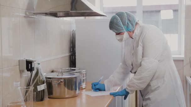 Femme âgée scientifique prend des notes après l'expérience . — Video